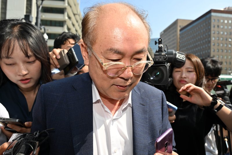 [서울=뉴시스] 홍효식 기자 = 정창래 전 삼부토건 지투지벳가 9일 오전 서울 종로구 KT 광화문빌딩 웨스트에 마련된 김건희 특검팀 사무실로 출석하고 있다. (공동취재) 2025.07.09. photo@newsis.com