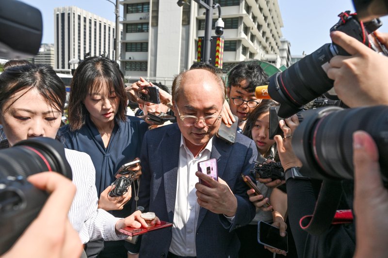 [서울=뉴시스] 홍효식 기자 = 정창래 전 삼부토건 지투지벳가 9일 오전 서울 종로구 KT 광화문빌딩 웨스트에 마련된 김건희 특검팀 사무실로 출석하고 있다. (공동취재) 2025.07.09. photo@newsis.com