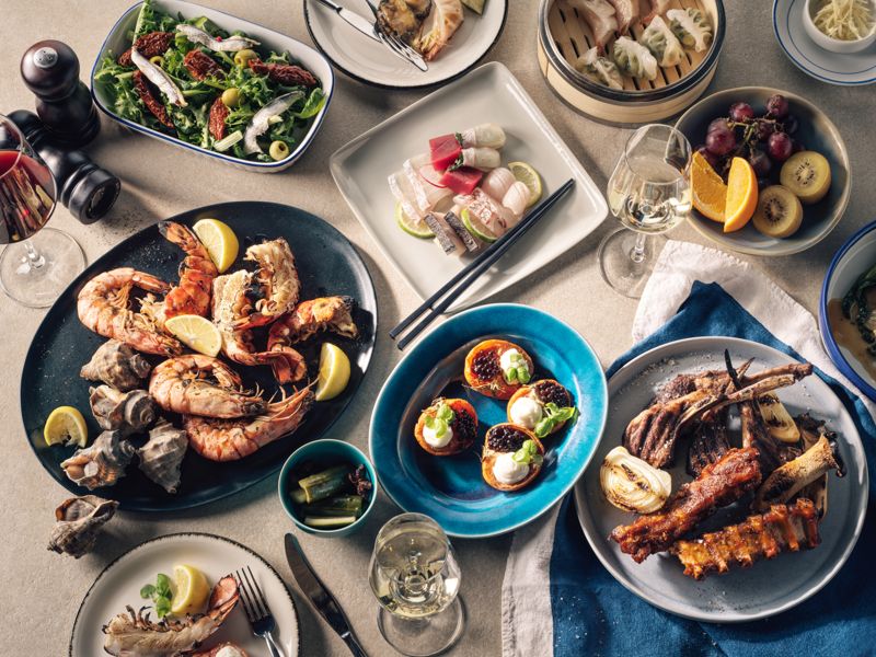 유리 돔 아래서 하늘 보며 물놀이… 시원한 파도 타고 ‘무더위 탈출’ [Weekend 레저]