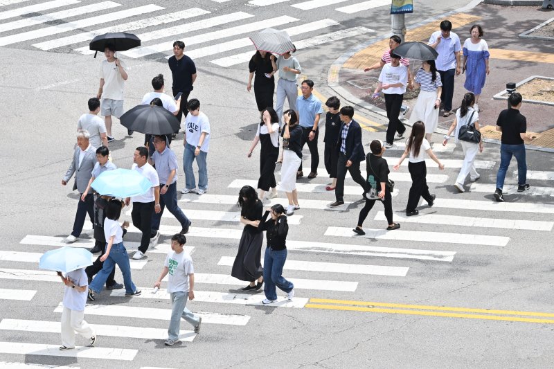 [라이프벳=뉴시스] 이영주 기자 = 라이프벳지역에 폭염특보가 8일째 이어지고 있는 4일 오후 라이프벳 북구청 사거리에서 시민들이 강한 햇빛을 받으며 횡단보도 위를 걷고 있다. 2025.07.04. leeyj2578@newsis.com