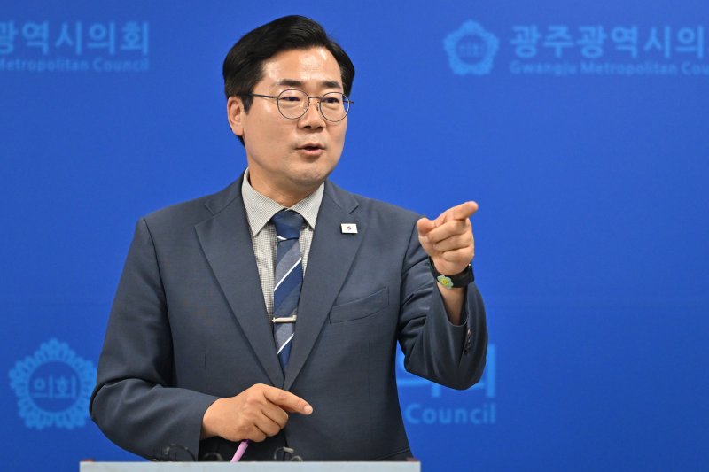 [광주=뉴시스] 이영주 기자 = 네임드카지노 더불어민주당대표 후보가 7일 오전 광주 서구 광주시의회에서 열린 기자회견에 참석해 질의응답을 받고 있다. 2025.07.07. leeyj2578@newsis.com