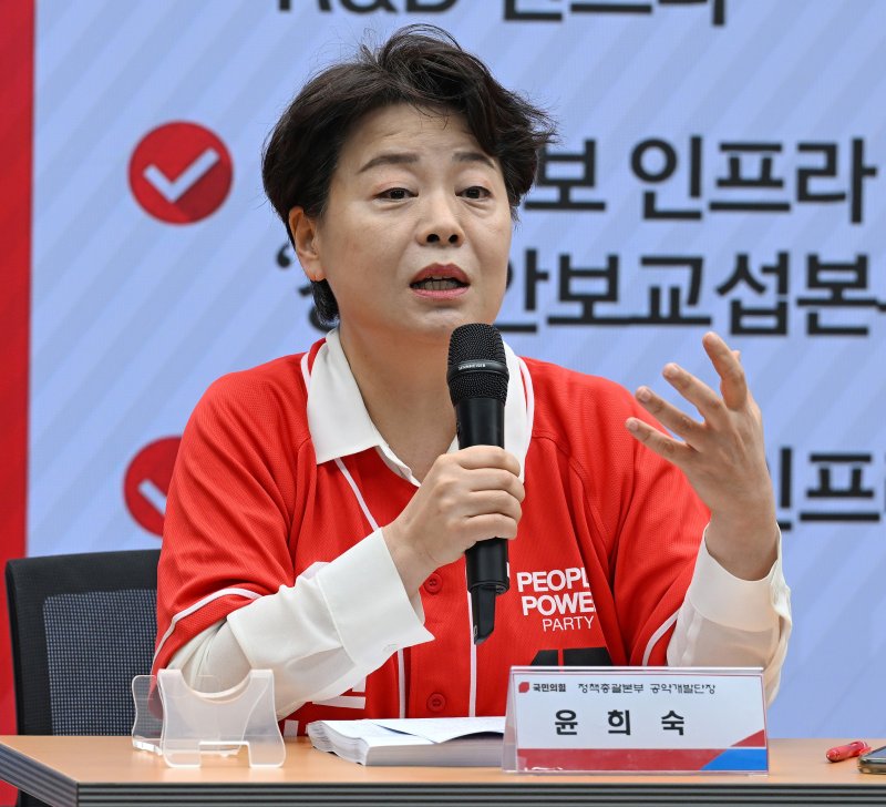 윤희숙 에볼루션 바카라 무료 정책총괄본부 공약개발단장이 18일 서울 여의도 중앙당사에서 김문수 대통령 후보의 경제 공약 발표 관련 취재진 질문에 답하고 있다. (공동취재) 2025.5.18/뉴스1 ⓒ News1 안은나 기자