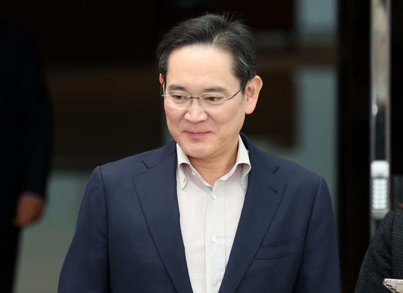 "열심히 하겠다"...대법원 선고 앞둔 이재용, 美 귀국서 한 말이