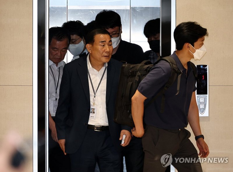 삼부토건 압수수색 중 이동하는 특검팀 (출처=연합뉴스)