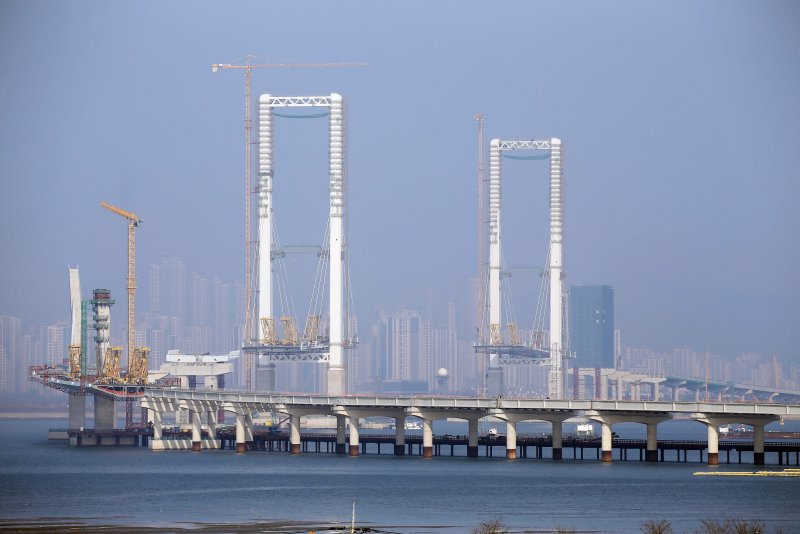 [인천=뉴시스] 13일 오전 인천 중구 영종국제도시에서 바라본 제3연륙교가 건설 모습. 제3연륙교는 영종국제도시와 청라국제도시를 연결하는 해상 교량으로 현재 공정률 77%를 기록하며 올해 12월 준공을 앞두고 있다. (사진=인천경제청 제공) 2025.03.13. photo@newsis.com *재판매 및 DB 금지