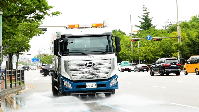 익산시가 주요 간선도로에 살수차를 운영해 도시 열섬 현상을 해소하고 있다.(익산시 제공. 재판매 및 DB금지)