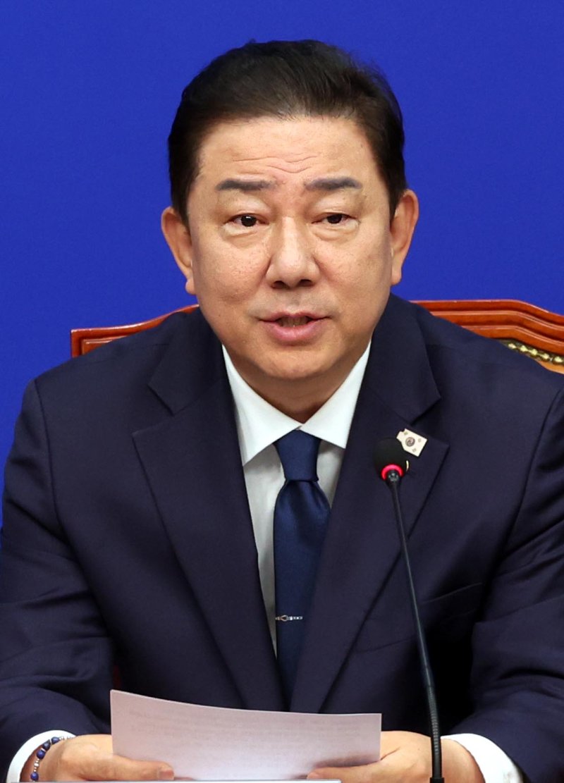 [서울=뉴시스] 조성봉 기자 = 김병기 더불어민주당 당대표 직무대행 겸 원내대표가 9일 오전 서울 여의도 국회에서 열린 최고위원회의에서 발언을 하고 있다. 2025.07.09. suncho21@newsis.com