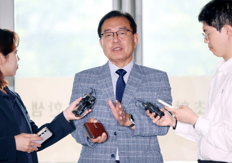 [서울=뉴시스] 김진아 기자 = 순직 해병 수사 외압 의혹 사건을 맡은 이명현 특별검사가 26일 서울 서초구에 마련된 사무실 로비에서 취재진의 질문에 답하고 있다. 2025.06.26. bluesoda@newsis.com