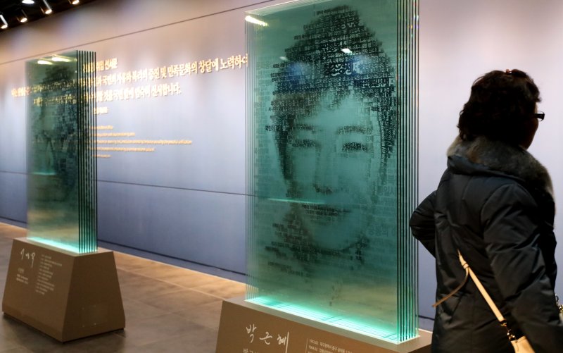 [세종=뉴시스]강종민 기자 = 박근혜 전 대통령의 초상화와 소셜카지노들이 2019년 12월 24일 세종시 어진동 대통령기록관에 전시, 일반에 첫 공개되고 있다. 2019.12.24. ppkjm@newsis.com