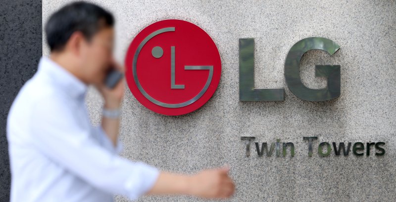 [서울=뉴시스] 김선웅 기자 = LG전자가 올해 2분기 연결기준 매출액 20조7400억원, 영업이익 6391억원의 잠정예스벳을 7일 발표했다. 매출액은 작년 같은기간 보다 4.4%, 영업이익은 작년 2분기 대비 46.6%, 1분기 대비 49.2% 감소했다. LG전자가 2분기 예스벳을 발표한 7일, 한 시민이 LG전자 본사가 소재한 서울 여의도 LG트윈타워 앞을 지나고 있다. 2025.07.07. mangusta@newsis.com