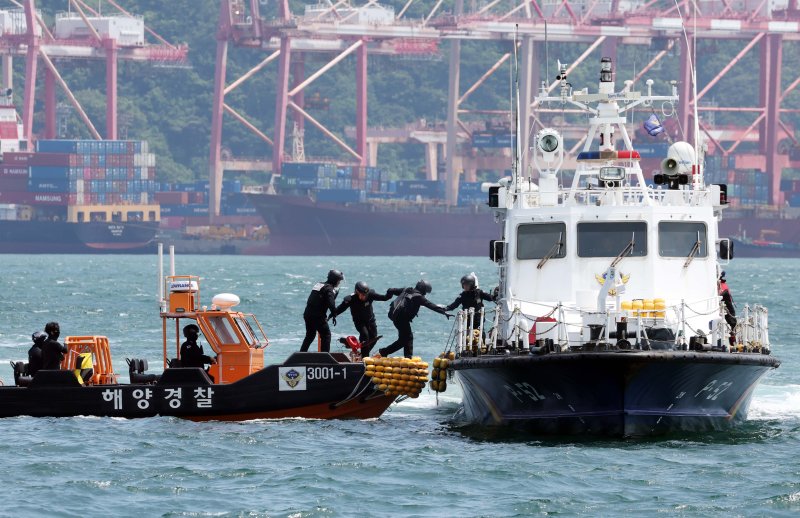 [부산=뉴시스] 하경민 기자 = '제8회 고속단정 운용역량 경연대회'가 열린 9일 부산 영도구 부산해경 전용부두 앞 바다에서 해경 대원들이 불법선박에 대한 해상검문검색을 하고 있다. 이번 대회에는 남해지방해양경찰청 소속 부산·울산·창원·통영·사천 등 5개 해경서에서 선발된 6개팀(총 45명)이 참가해 육상과 해상 분야로 나눠 ▲단속·구조 전술발표 ▲고속단정 운용술 ▲해상검문 검색 및 인명구조 ▲무기·진압장비 운용 ▲응급처치 등의 경연을 펼쳤다. 2025.07.09. yulnetphoto@newsis.com