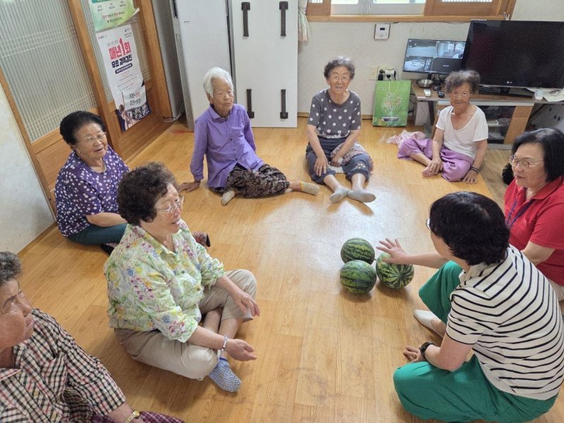 [프리미어토토=뉴시스] 프리미어토토군 삼가중학교, 직접 키운 수박 나눔으로 훈훈한 감동 선사 (사진=프리미어토토군 제공) 2025. 07. 09. photo@newsis.com *재판매 및 DB 금지