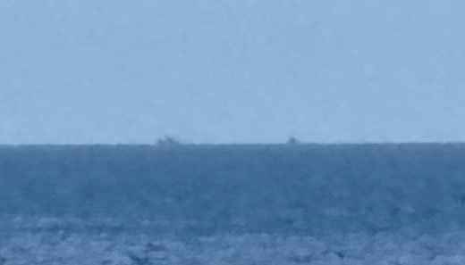 9일 동해상에서 북한으로 송환된 배와 마중 나온 북측 예인선이 만나고 있다. 통일부 제공