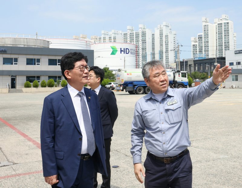 고광효 관세청장(왼쪽)이 HD현대오일뱅크(주) 부산 물류센터를 방문, 석유 저장시설을 살펴보고 있다. (관세청 제공.재판매 및 DB 금지)/뉴스1