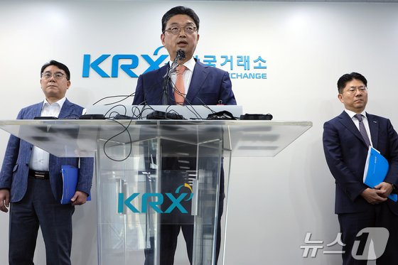 이윤수 증권선물위원회 상임위원이 9일 오전 서울 여의도 한국메이저 바카라 사이트소 브리핑룸에서 자본시장 불공정메이저 바카라 사이트 근절 실천방안 합동브리핑을 하고 있다. 왼쪽부터 이승우 금융감독원 부원장, 이 상임위원, 김홍식 한국메이저 바카라 사이트소 시장감시위원장. 2025.7.9/뉴스1 ⓒ News1 박정호 기자