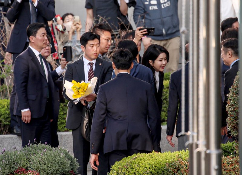김성훈 경호처 차장이 지난 4월 11일 오후 서울 서초구 아크로비스타 정문에서 윤석열 전 대통령 부인 김건희 여사를 경호하고 있다. (공동취재)/뉴스1 ⓒ News1 박세연 기자