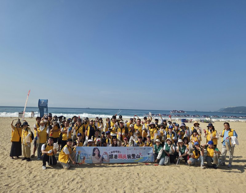 9일 부산 해운대 해수욕장에서 해변 정화 활동을 펼친 치어리더 이아영과 타이완인 포 카드 포커객들. *재판매 및 DB 금지