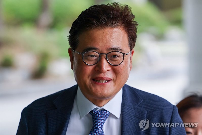 박억수 특검보 출근 (출처=연합뉴스)