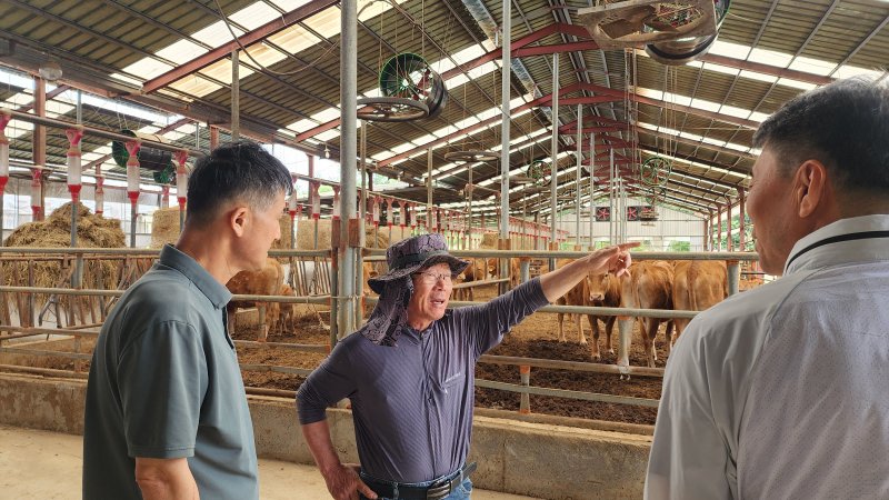 [진천=뉴시스] 진천군 축사 에어제트팬 설치 현장 점검