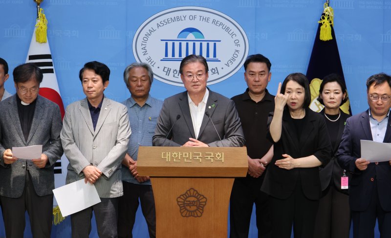 [서울=뉴시스] 김금보 기자 = 이연희 더불어민주당 의원이 9일 서울 여의도 국회 소통관에서 열린 '오송참사 국정조사 실시 촉구 기자회견'에서 발언을 하고 있다. 2025.07.09. kgb@newsis.com