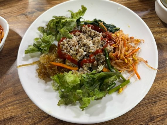 "한식뷔페 세 접시 먹었더니 구박"…식당주인 핀잔에 2인분 값 낸 손님 [어떻게 생각하세요]