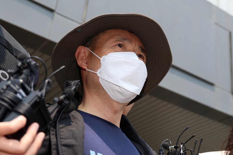 금전 문제로 갈등을 빚은 지인과 평소 앙심을 품었던 이웃 등 4명을 살상한 혐의로 체포된 피의자 카지노리뷰(56·중국 국적)이 27일 오전 경기 시흥경찰서에서 검찰로 송치되고 있다. 2025.5.27/뉴스1 ⓒ News1 황기선 기자