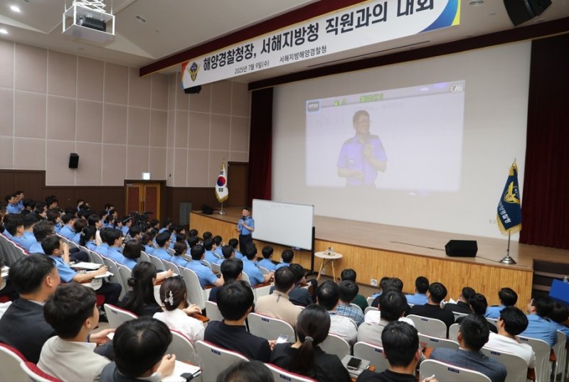 업무 보고 받는 김용진 청장 (출처=연합뉴스)