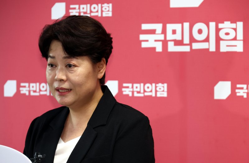 [서울=뉴시스] 조성봉 기자 = 윤희숙 국민의힘 혁신위원장이 9일 오후 서울 여의도 국회에서 열린 기자회견에서 혁신위 활동 방향 등에 대한 취재진의 질문에 답변을 하고 있다. 2025.07.09. suncho21@newsis.com