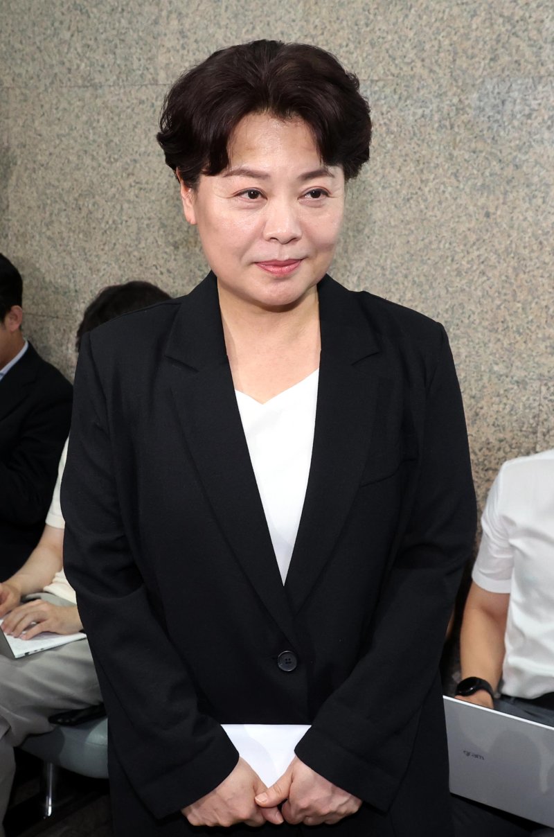 [서울=뉴시스] 조성봉 기자 = 윤희숙 국민의힘 혁신위원장이 9일 서울 여의도 국회에서 열린 기자회견에서 소감을 밝히기 위해 발언대로 이동하고 있다. 2025.07.09. suncho21@newsis.com