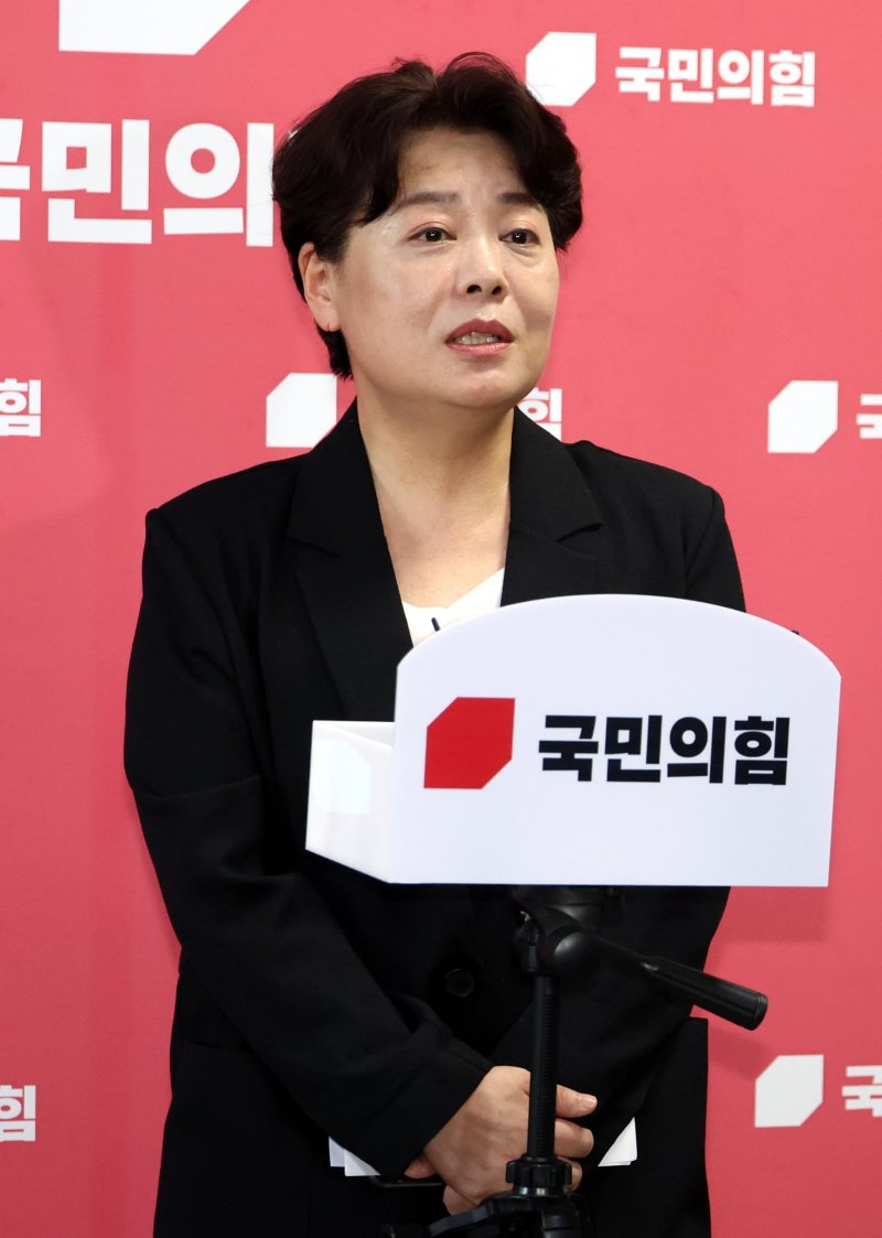 [서울=뉴시스] 조성봉 기자 = 윤희숙 국민의힘 혁신위원장이 9일 오후 서울 여의도 국회에서 열린 기자회견에서 혁신위 활동 방향 등에 대한 취재진의 질문에 답변을 하고 있다. 2025.07.09. suncho21@newsis.com
