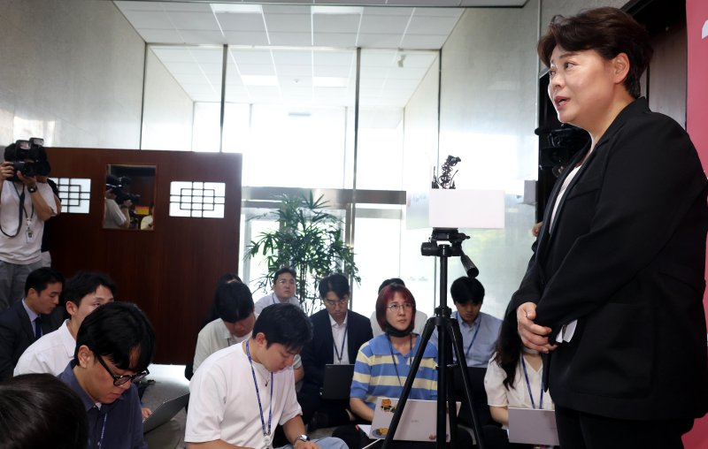 [서울=뉴시스] 조성봉 기자 = 윤희숙 국민의힘 혁신위원장이 9일 오후 서울 여의도 국회에서 열린 기자회견에서 혁신위 활동 방향 등에 대한 취재진의 질문에 답변을 하고 있다. 2025.07.09. suncho21@newsis.com