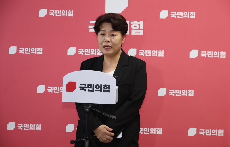 [서울=뉴시스] 조성봉 기자 = 윤희숙 국민의힘 혁신위원장이 9일 오후 서울 여의도 국회에서 열린 기자회견에서 혁신위 활동 방향 등에 대한 취재진의 질문에 답변을 하고 있다. 2025.07.09. suncho21@newsis.com