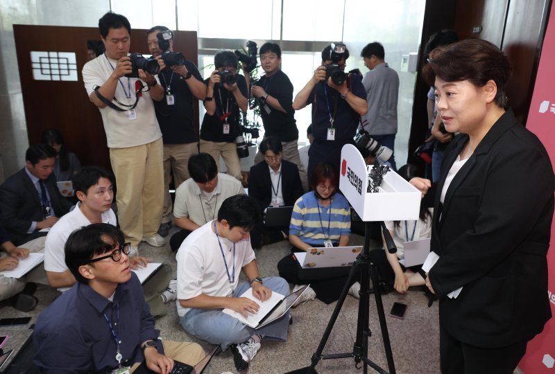 [서울=뉴시스] 조성봉 기자 = 윤희숙 국민의힘 혁신위원장이 9일 오후 서울 여의도 국회에서 열린 기자회견에서 혁신위 활동 방향 등에 대한 취재진의 질문에 답변을 하고 있다. 2025.07.09. suncho21@newsis.com