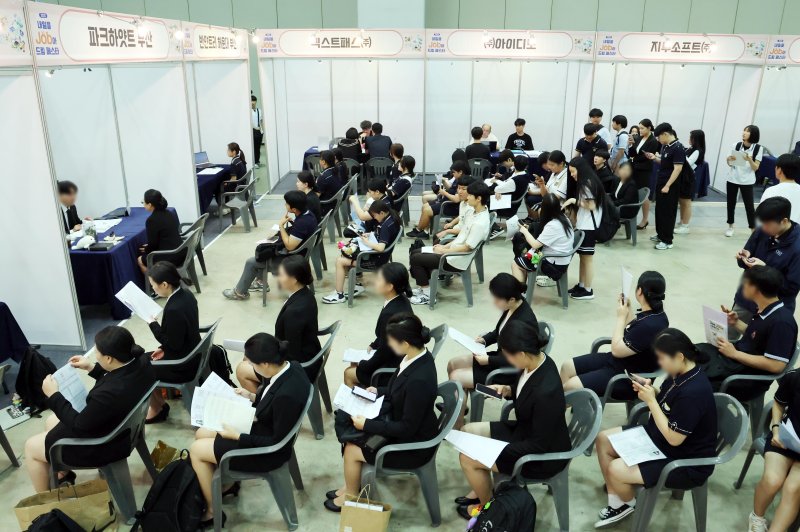 [부산=뉴시스] 하경민 기자 = '내일을 Job아 드림 페스타'(2025 부산직업교육 및 채용박람회)가 열린 9일 부산 해운대구 벡스코 제2전시장에서 학생들이 현장면접에 참여하기 위해 줄을 선 채 차례를 기다리고 있다. 오는 10일까지 이틀 간 열리는 이번 행사에서는 부산은행 등 26개 기업이 참가해 고교생들을 대상으로 현장 면접을 진행하고, 부산지역 특성화고 및 마이스터고 등 37곳이 다양한 분야의 직업교육 전시와 체험프로그램을 운영하는 한편 직업계고에 대한 현장상담을 한다. 2025.07.09. yulnetphoto@newsis