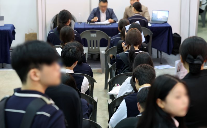 [부산=뉴시스] 하경민 기자 = '내일을 Job아 드림 페스타'(2025 부산직업교육 및 채용박람회)가 열린 9일 부산 해운대구 벡스코 제2전시장에서 학생들이 현장면접에 참여하기 위해 줄을 선 채 차례를 기다리고 있다. 오는 10일까지 이틀 간 열리는 이번 행사에서는 부산은행 등 26개 기업이 참가해 고교생들을 대상으로 현장 면접을 진행하고, 부산지역 특성화고 및 마이스터고 등 37곳이 다양한 분야의 직업교육 전시와 체험프로그램을 운영하는 한편 직업계고에 대한 현장상담을 한다. 2025.07.09. yulnetphoto@newsis