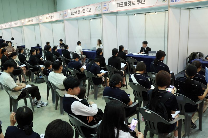 [부산=뉴시스] 하경민 기자 = '내일을 Job아 드림 페스타'(2025 부산직업교육 및 채용박람회)가 열린 9일 부산 해운대구 벡스코 제2전시장에서 학생들이 현장면접에 참여하기 위해 줄을 선 채 차례를 기다리고 있다. 오는 10일까지 이틀 간 열리는 이번 행사에서는 부산은행 등 26개 기업이 참가해 고교생들을 대상으로 현장 면접을 진행하고, 부산지역 특성화고 및 마이스터고 등 37곳이 다양한 분야의 직업교육 전시와 체험프로그램을 운영하는 한편 직업계고에 대한 현장상담을 한다. 2025.07.09. yulnetphoto@newsis