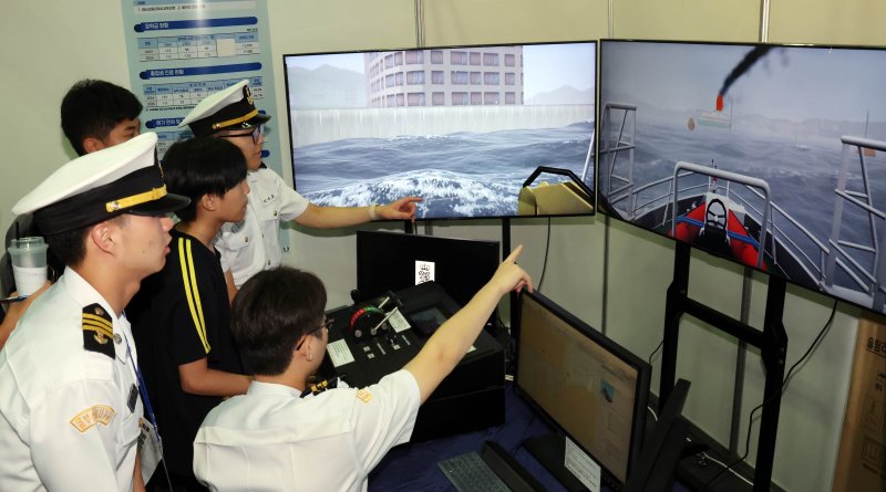 [부산=뉴시스] 하경민 기자 = '내일을 Job아 드림 페스타'(2025 부산직업교육 및 채용박람회)가 열린 9일 부산 해운대구 벡스코 제2전시장를 찾은 학생들이 선박항해 시뮬레이터를 체험하고 있다. 오는 10일까지 이틀 간 열리는 이번 행사에서는 부산은행 등 26개 기업이 참가해 고교생들을 대상으로 채용을 위한 현장면접을 진행하고, 부산지역 특성화고 및 마이스터고 등 37곳이 다양한 분야의 직업교육 전시와 체험프로그램을 운영하는 한편 직업계고에 대한 현장상담을 한다. 2025.07.09. yulnetphoto@newsis.com