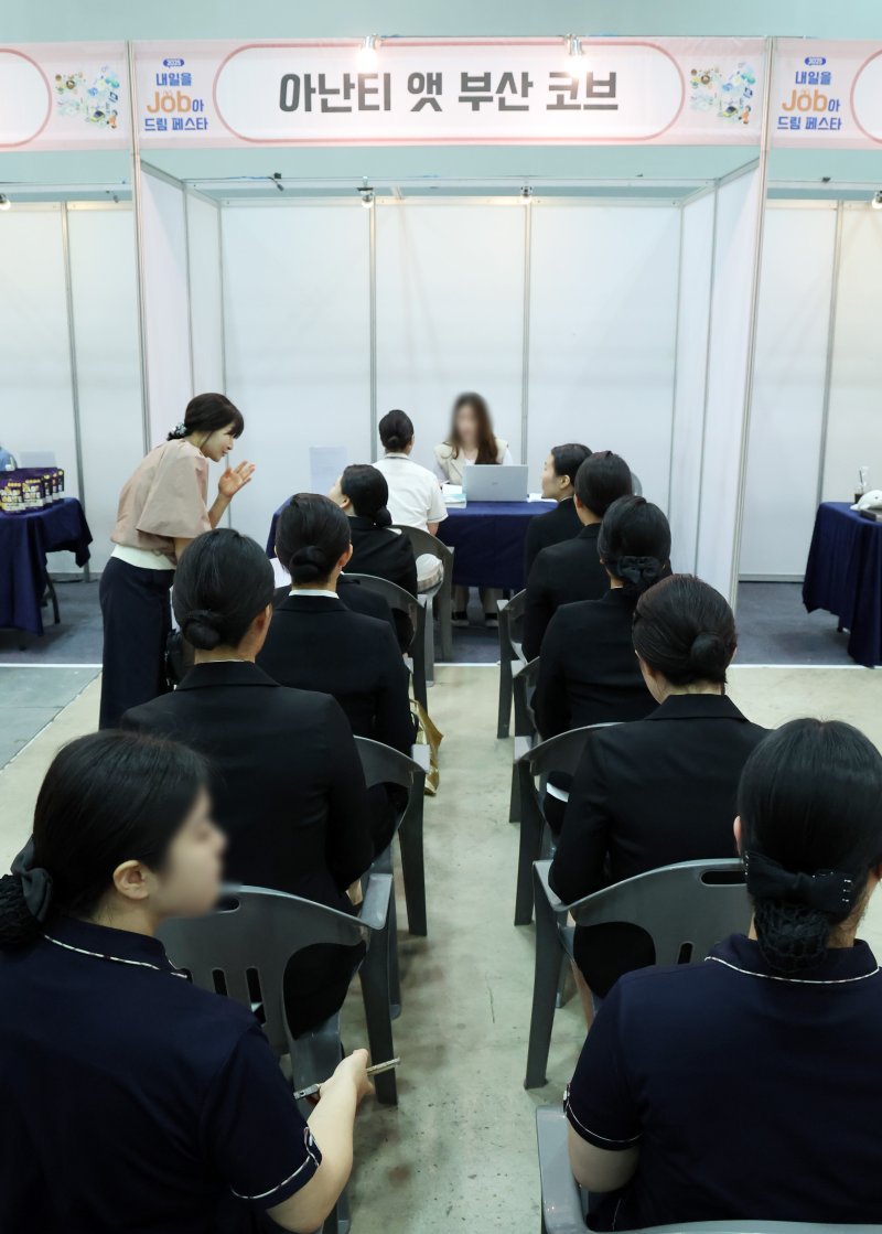 [부산=뉴시스] 하경민 기자 = '내일을 Job아 드림 페스타'(2025 부산직업교육 및 채용박람회)가 열린 9일 부산 해운대구 벡스코 제2전시장에서 학생들이 현장면접에 참여하기 위해 줄을 선 채 차례를 기다리고 있다. 오는 10일까지 이틀 간 열리는 이번 행사에서는 부산은행 등 26개 기업이 참가해 고교생들을 대상으로 현장 면접을 진행하고, 부산지역 특성화고 및 마이스터고 등 37곳이 다양한 분야의 직업교육 전시와 체험프로그램을 운영하는 한편 직업계고에 대한 현장상담을 한다. 2025.07.09. yulnetphoto@newsis