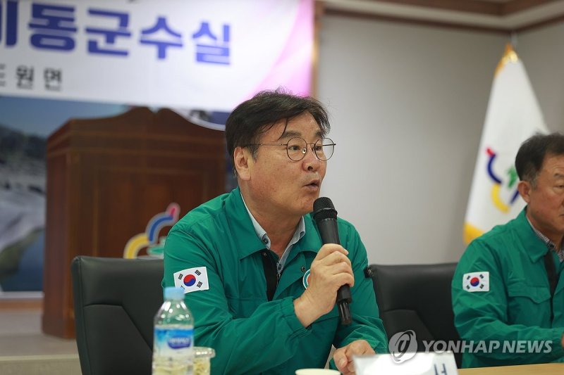 주민들과 소통하는 최명서 영월군수 (출처=연합뉴스)