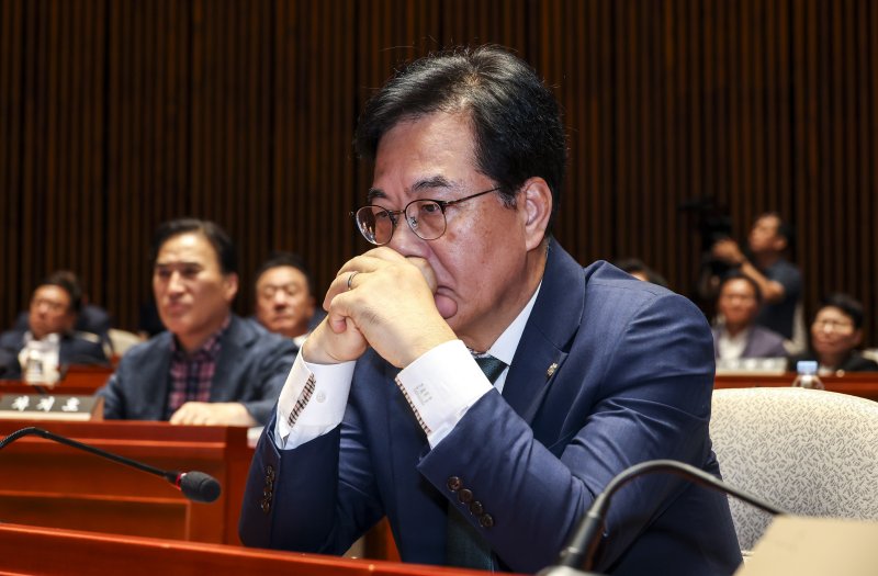[서울=뉴시스] 고승민 기자 = 국민의힘 송언석 비상대책위원장이 9일 서울 여의도 국회에서 열린 긴급의원총회에서 참석해 있다. 2025.07.09. kkssmm99@newsis.com