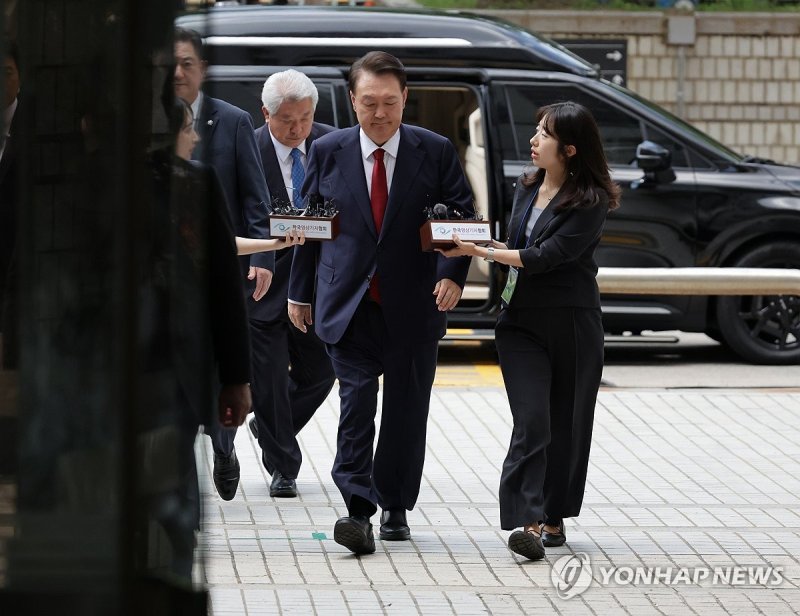 영장실질심사 출석하는 윤석열 전 대통령 (출처=연합뉴스)