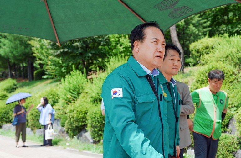 [오산=뉴시스] 이권재 경기 오산시장이 폭염 대응 시설 점검을 벌이고 있다. (사진=오산시 제공) 2025.07.09. photo@newsis.com