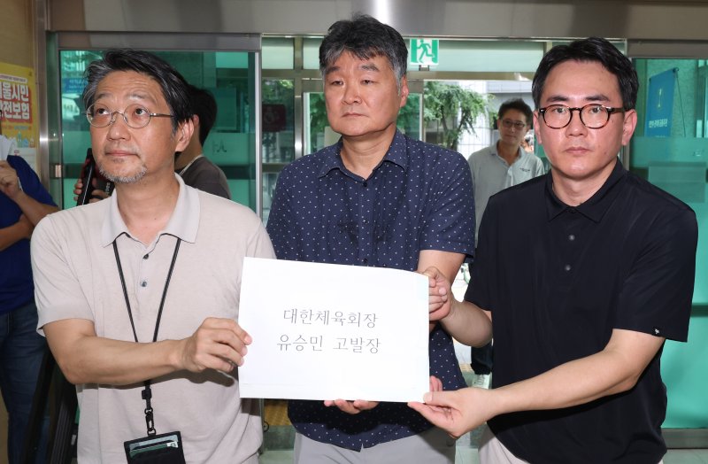 [서울=뉴시스] 추상철 기자 = 정용철(왼쪽부터) 체육시민연대 공동대표, 이대택 스포츠 인권 연구소 대표, 김현수 체육시민연대 집행위원장이 9일 오후 서울 종로구 서울경찰청에서 유승민 대한체육바카라사이트 비리 고발장을 제출하기 위해 이동하고 있다. 2025.07.09. scchoo@newsis.com