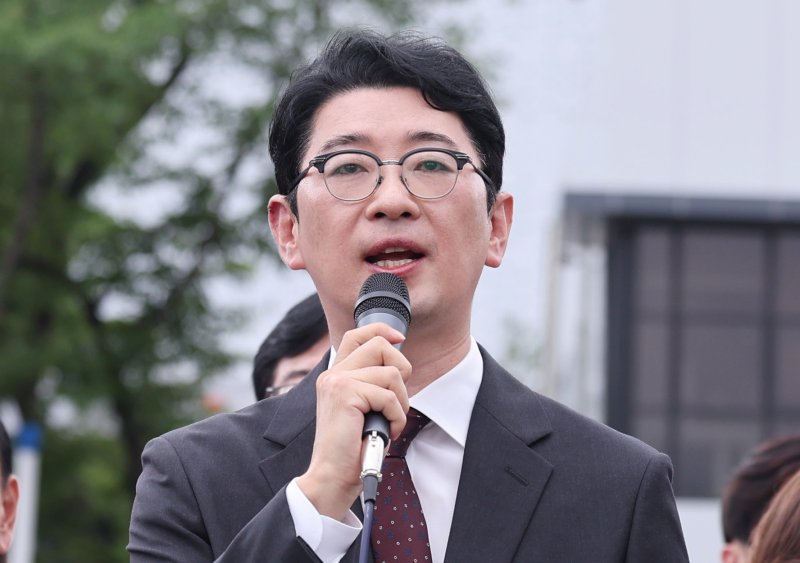 주진우 국민의힘 의원이 1일 서울 용산구 대통령실 앞에서 열린 현장 의원총회에서 김민석 국무총리 후보자 지명 철회를 촉구하고 있다. 2025.7.1/뉴스1 ⓒ News1 박지혜 기자
