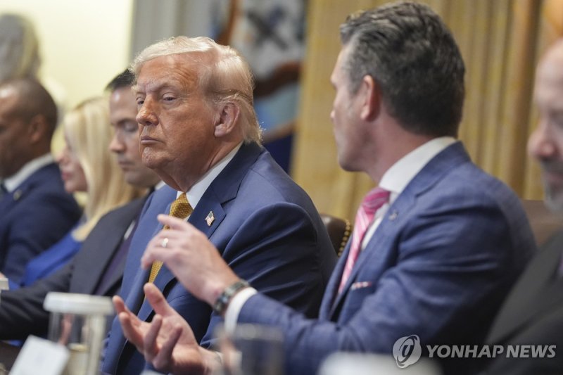 트럼프 대통령과 헤그세스 국방장관 (출처=연합뉴스)