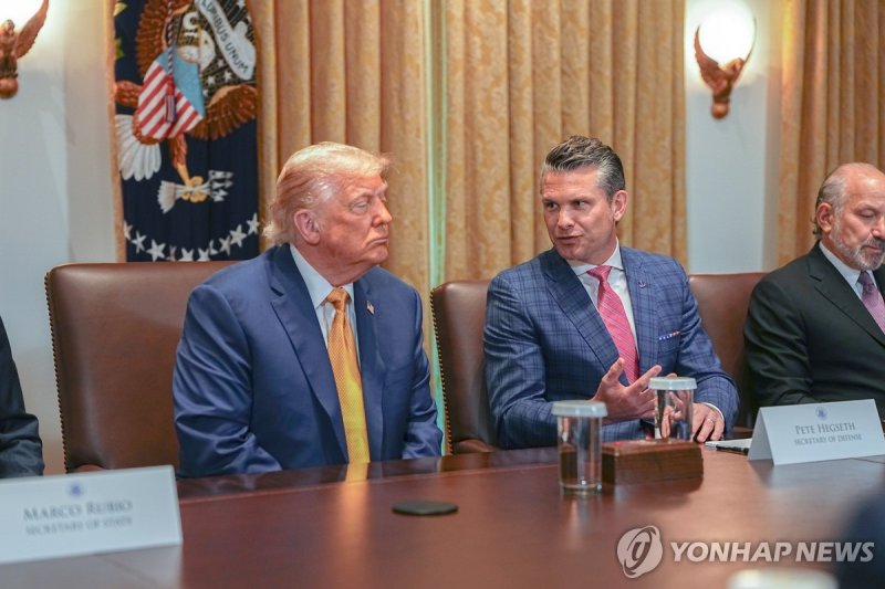 트럼프 대통령과 헤그세스 국방장관 (출처=연합뉴스)