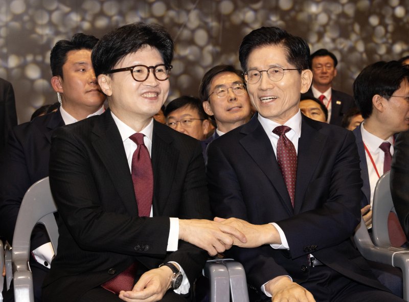 김문수(오른쪽), 한동훈 국민의힘 대선 경선 후보가 3일 오후 경기 고양시 킨텍스에서 열린 제5차 전당대회에 참석해 악수하고 있다. (공동취재) 2025.5.3/뉴스1 ⓒ News1 김민지 기자