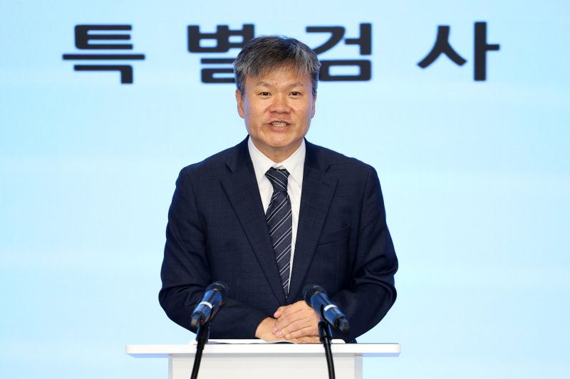 [서울=뉴시스] 조성우 기자 = 김건희 여사 의혹을 메이저 바카라하는 민중기 특별검사팀의 문홍주 특검보가 지난 7일 서울 종로구 KT광화문빌딩 웨스트에 마련된 사무실에서 정례 브리핑을 마친 뒤 취재진 질문에 답하고 있다. 2025.07.09. xconfind@newsis.com