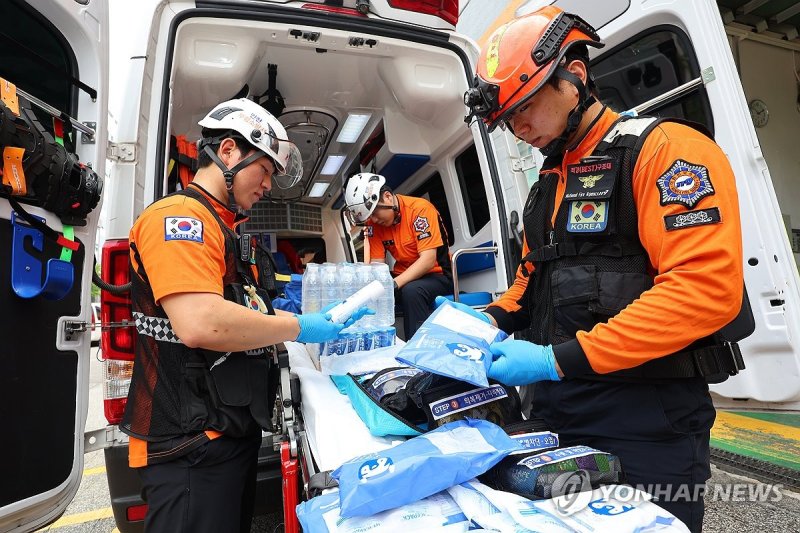 폭염 대비 구급 물품 점검하는 119구급대 (출처=연합뉴스)