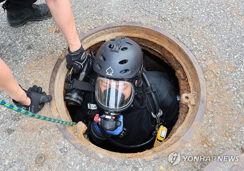 인천 맨홀 실종자 수색 (출처=연합뉴스)